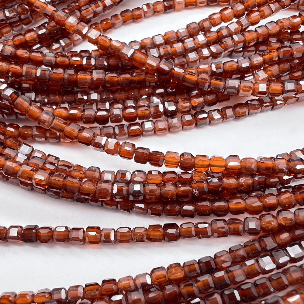 ヘッソナイトガーネット*キューブカット＊約2.0ｍｍ*MI004 - 05601 - aoneko_gems